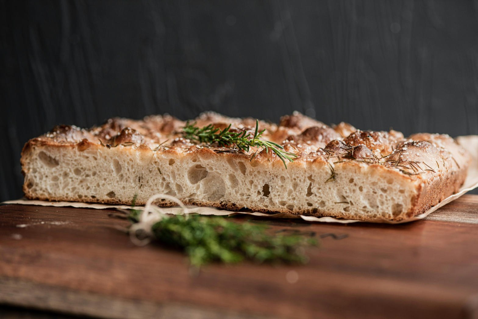 Nygräddad focaccia med rosmarin och olivolja